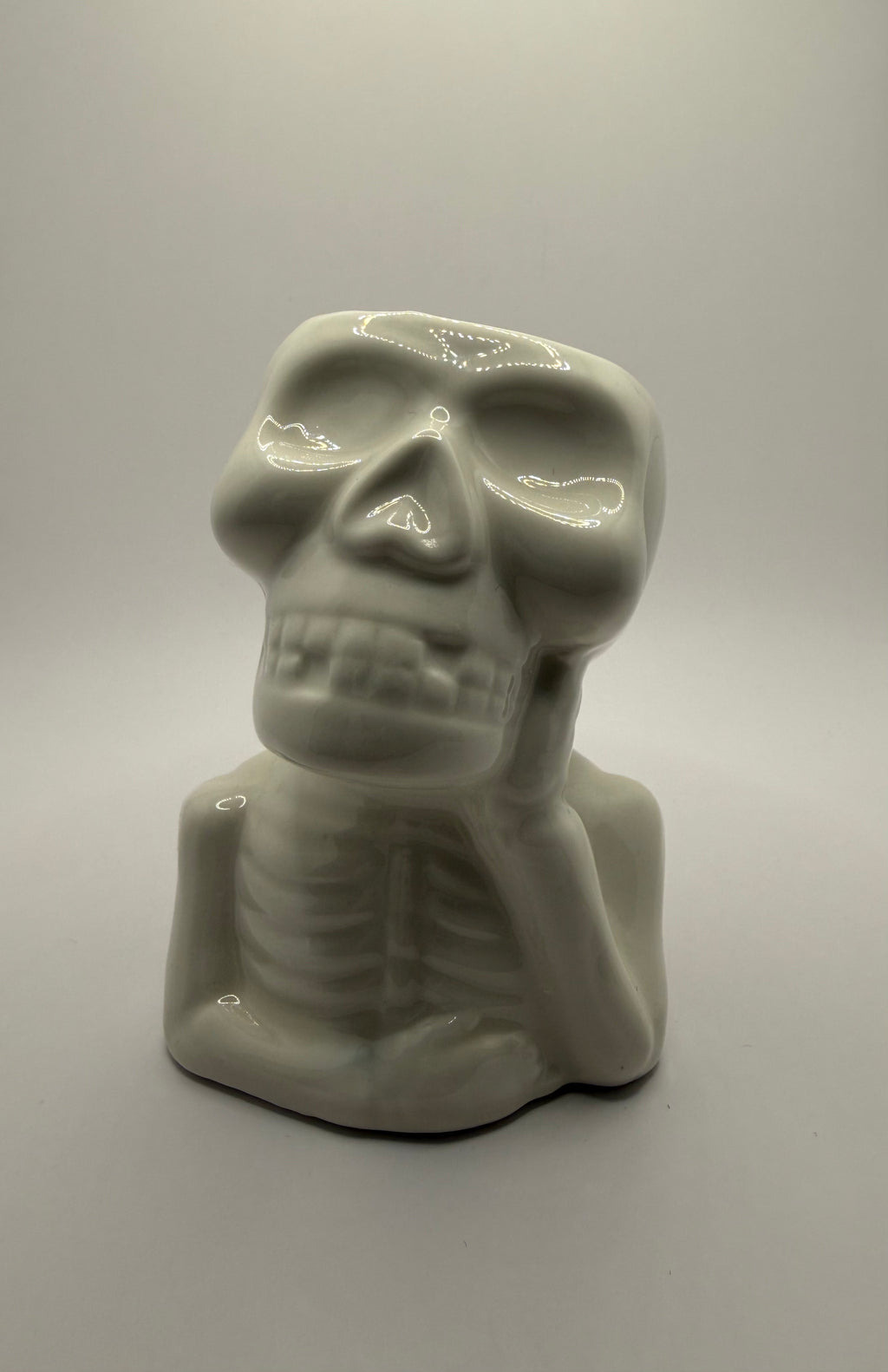 Calavera pensante blanca