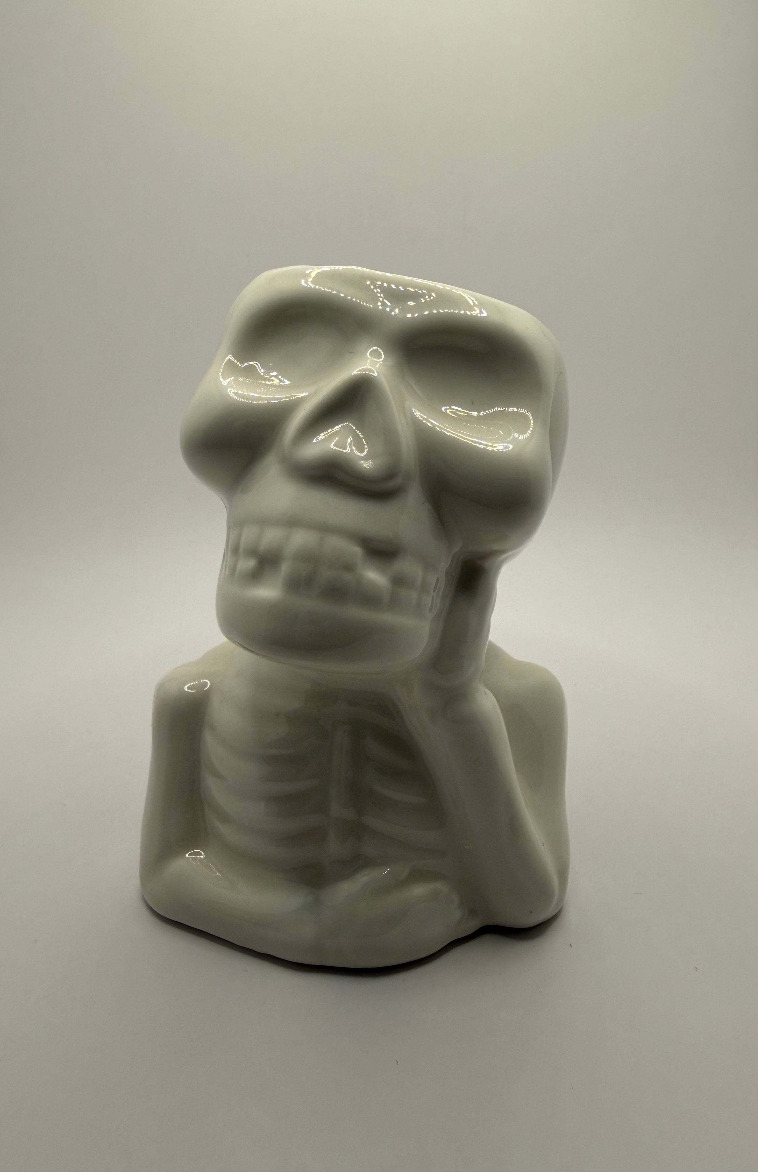 Calavera pensante blanca