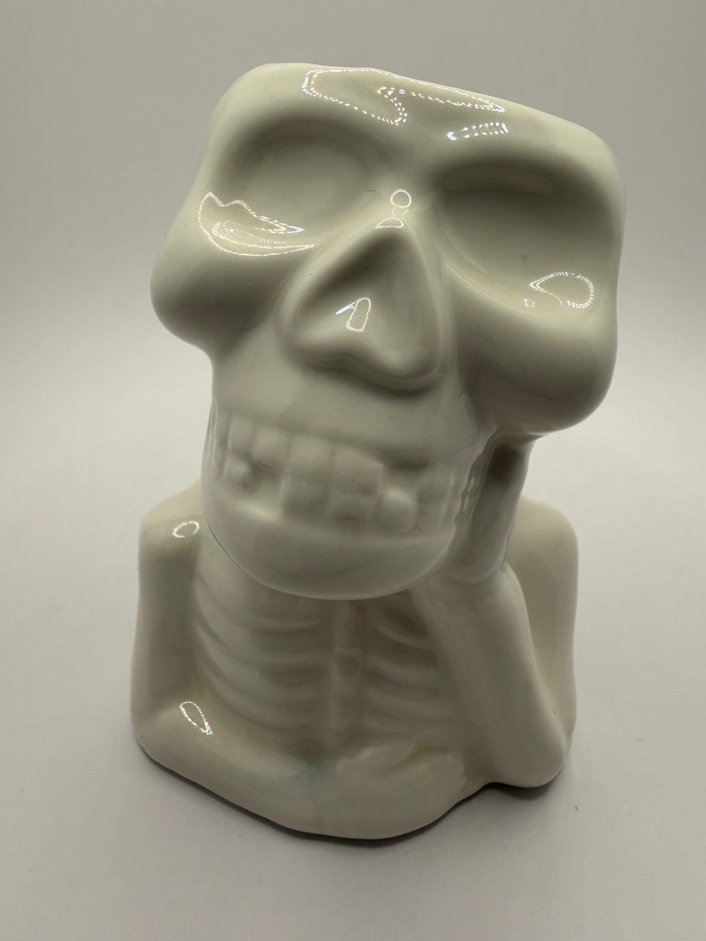 Calavera pensante blanca