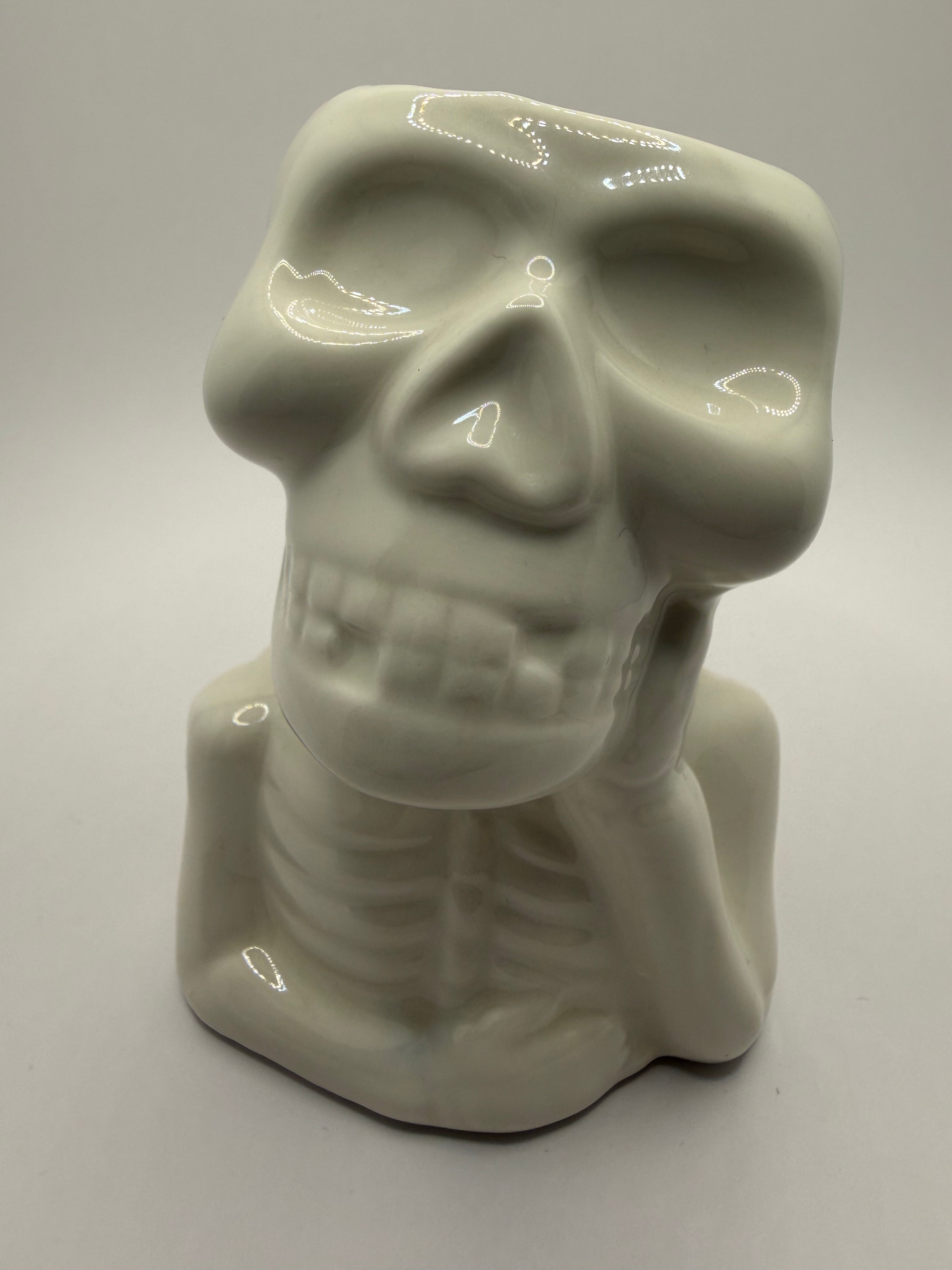 Calavera pensante blanca