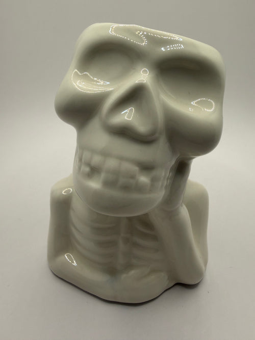 Calavera pensante blanca