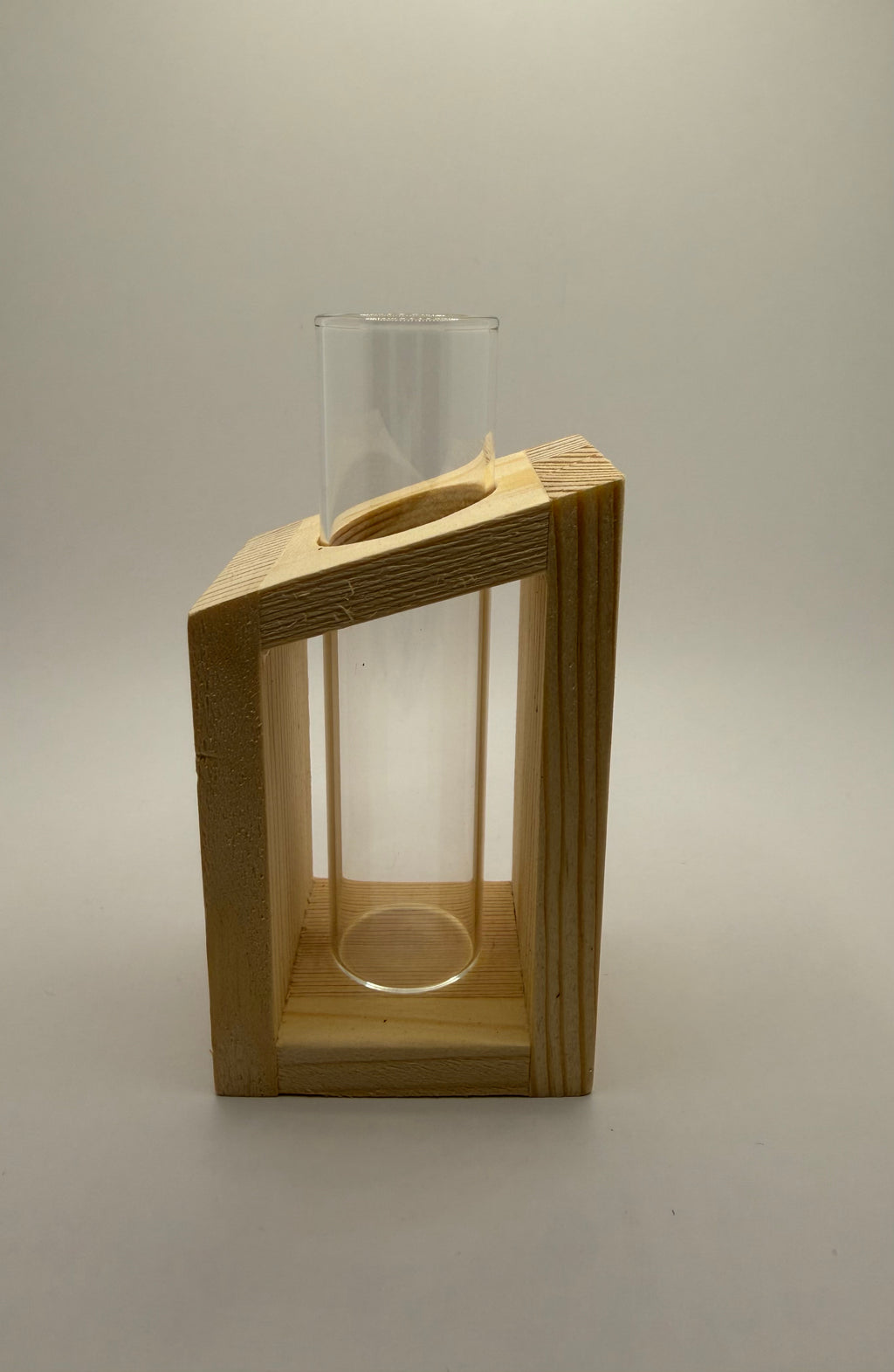 Jarrón geométrico de madera