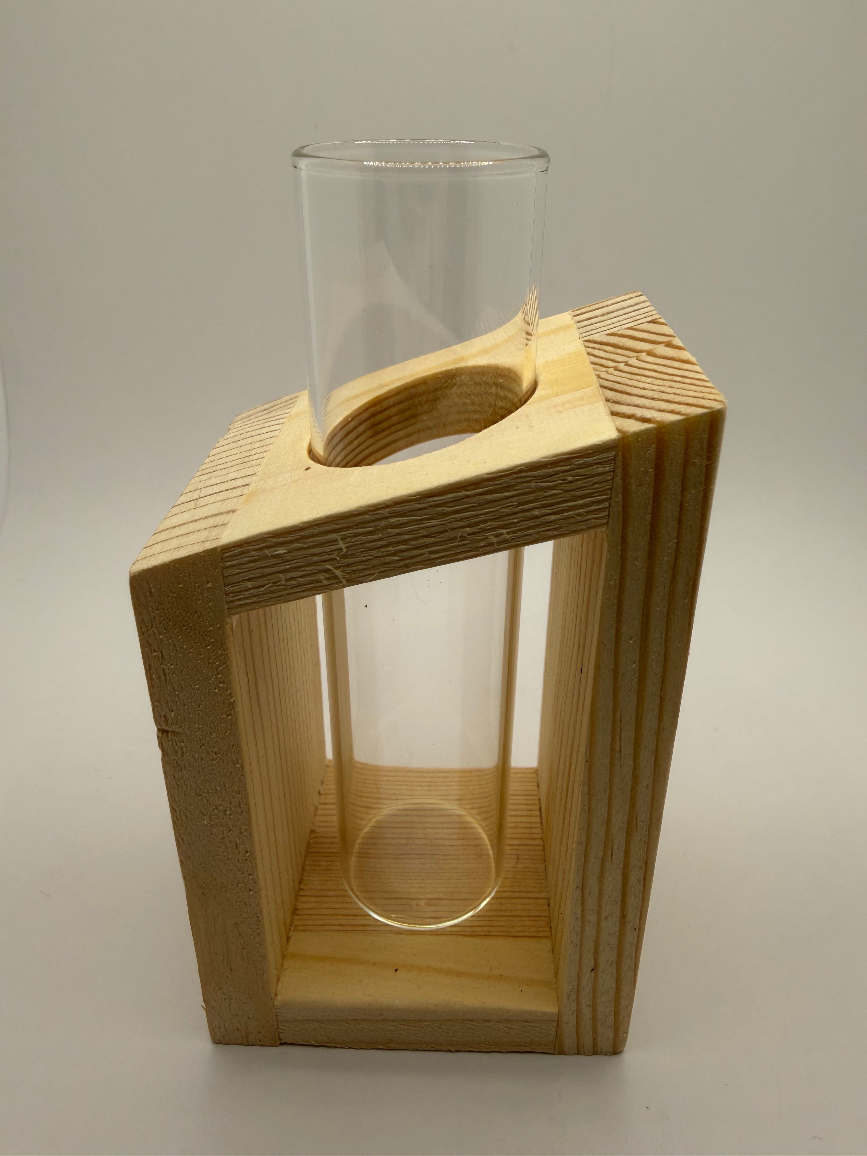 Jarrón geométrico de madera